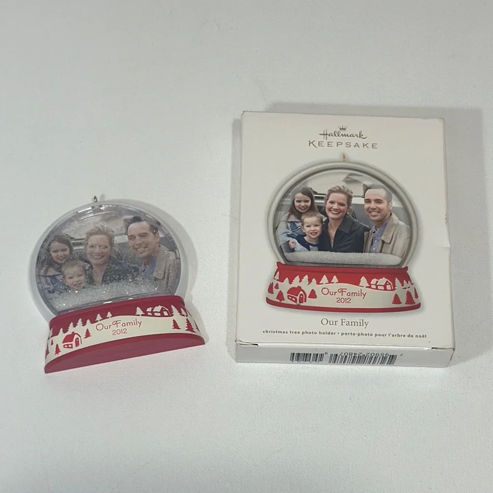 HALLMARK OUR FAMILY 2012 HOLIDAY ORNAMENT